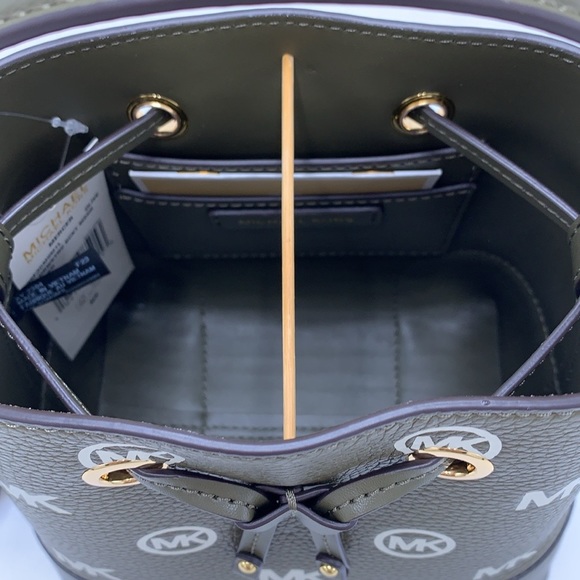 MICHAEL KORS
Mercer Small Logo Embossed Leather Bucket Bag
COLOR OLIVE
NWT - Picture 7 of 16